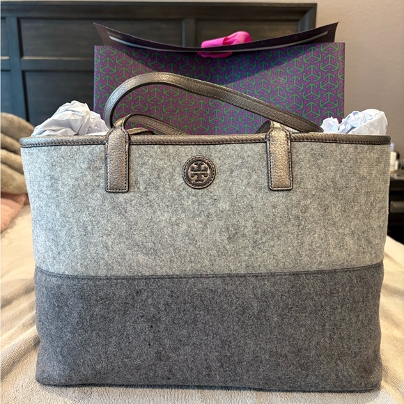 Tory Burch Handbags - Tory Burch Ashley Shopper/Tote